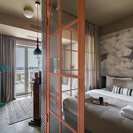 Rezident Tomis Marina