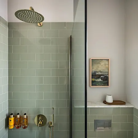 Rezident Tomis Marina *