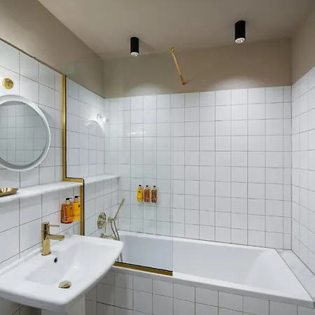 Rezident Tomis Marina *