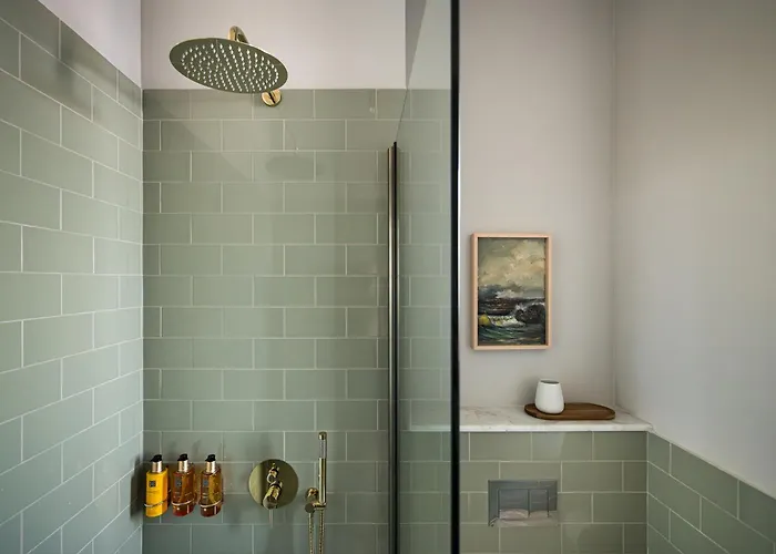 Rezident Tomis Marina *