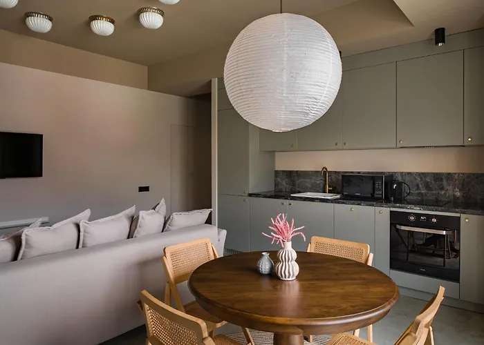 Rezident Tomis Marina *