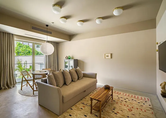 Rezident Tomis Marina *